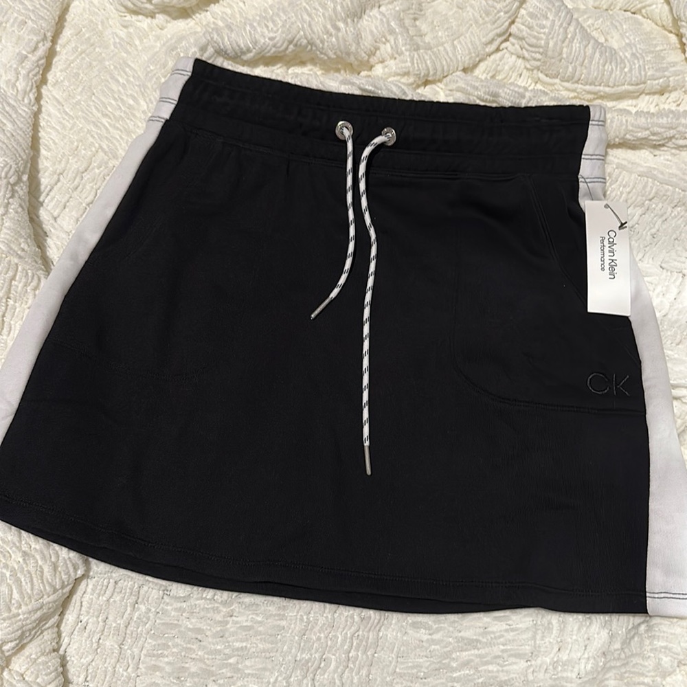 NWT Calvin Klein performance skirt. Black and white. Size small.